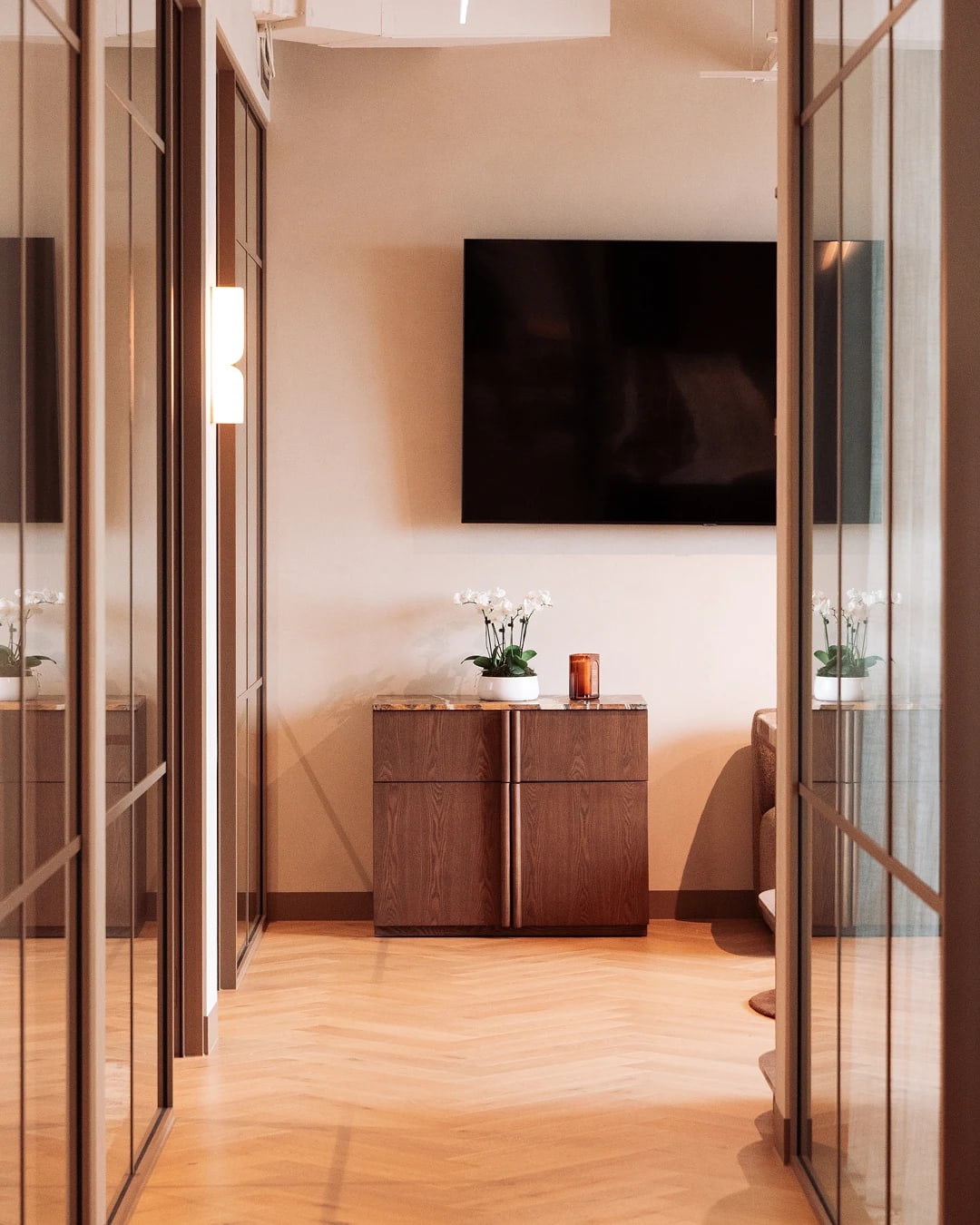 HW12218 Hunter Herringbone in C20 Group Executive Suites